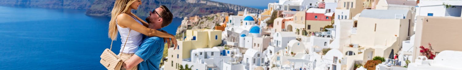 Ægtepar på Santorini i Grækenland.